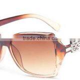 2016 New Design China Wholesale Hot Selling Plastic Frame Fashionable Sunglasses thumbnail-4