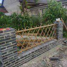 Cerca de bambu com estética natural e superfície texturizada para limites de jardins residenciais