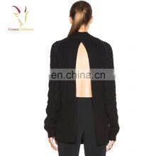 Женский свитер - пуловер с открытой воротником в спине и узором «тросик» из вязаной ткани thumbnail-5