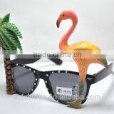 A black frame with tree party glasses,A popular beach glasses