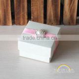 Simple design pure white candy boxed wedding with pearl brooch and ribbon
