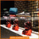 Eletroplating Fiberglass Hand Design for Bag Shop Display Stand thumbnail-1