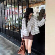 Un abrigo corto de falso pelaje de visón, un abrigo de pelaje de visón europeo joven y ecológico para mujeres en otoño e invierno thumbnail-3