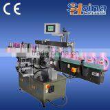 Automatic sticker labelling machine for glass bottles