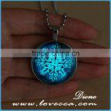 New European Fashion Luminous Christmas Jewelry Snowflake Necklace thumbnail-5