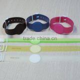 Waterproof 13.56MHz NFC RFID Plastic Wrist Bands Printable RFID Silicone Wristband for Pool Party thumbnail-1