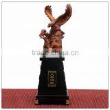Hot selling wooden color resin eagle statue ,out door big eagle statue for business gifts