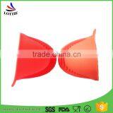 China Manufacturers 2016 Hot Selling Food Grade Heat Resistant Silicone BBQ Baking Mitt thumbnail-1