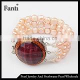 Pink pearl bracelet with rhinestone