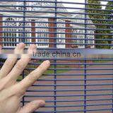 Anti-clamp wire mesh fence