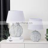 Европейский стиль ретро настольная лампа с ручной резной отделкой, белая керамическая настольная лампа для отеля и спальни