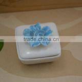 Wholesale White Ceramic Trinket Box With Flower Shape Design thumbnail-2