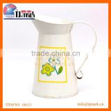 WATERING CAN WITH FLOWER DESIGN