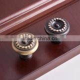 China Supplier Wholesale Antique Brass Cooper Zamak Zinc Alloy European Style Kitchen Cabinet Furniture Handles Drawer Pulls