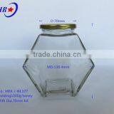 Holding 1000g Honey Glass Jar With Golden Lid