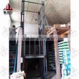hydraulic guide rail goods lifter suitable for transporting goods