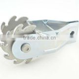 Electric fence ratchet wire strainer for high tension fencing wire