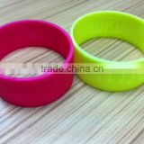 Dongguan manufacture debossed logo silicone bracelet
