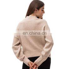 Женская свитерка из плотной теплой смеси шерсти иCashmere, свободного кроя, классического дизайна с вытянутым воротником и эластичными манжетами на рукавах thumbnail-3