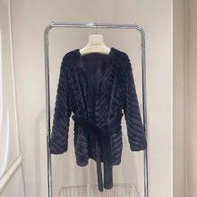 Ein neues Minkpelzmantel für Frauen, ein umweltfreundlicher einteiliger Pelzmantel, der der Figur folgt und einem einen schlanken Anschein verleiht. Es ist ein kurzer Mantel. thumbnail-3