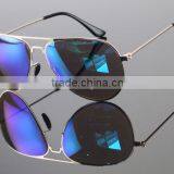 Sunglasses with mirror effect lens