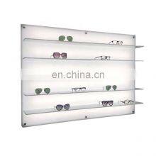 Розничный стенд для демонстрации солнечных очков в магазине