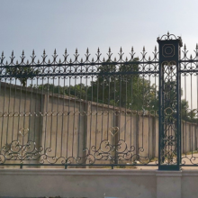 Elegante schwarze Gartenzaunpanels aus Schmiedeeisen - Handelsübliches Stahlzaunmaterial mit Toren thumbnail-3