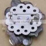 Flower Shaped Shell Brooch thumbnail-2