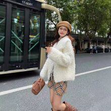 Nueva chaqueta de piel falsa de cordero europea de invierno, abotonada con solapa, versión coreana, para adelgazar, ecológica y para mujeres thumbnail-2