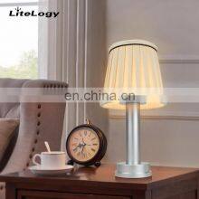 Modern Fashion Cloth Aluminium Table Lamp for Hotel Home Decoration