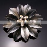 metal flower-shaped brooch with rhinestone ha18-42