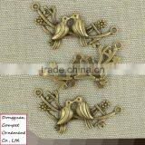 Wholesale Diy Jewelry Zinc Alloy Branch Kissing Birds Pendant thumbnail-5