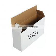 Настраиваемая упаковка для продуктов. Маленькая белая коробочная упаковка. Белый картон с печатанным логотипом. Коробка