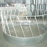 Round bale hay feeder for cattle and horse