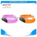 2016 Popular Portable Time Display Bluetooth Pedometer Wristband thumbnail-1