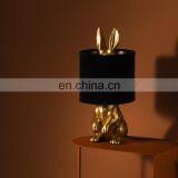 Оптовая продажа высококачественных настольных ламп из полиэфирного смолы в виде зайца с уникальным дизайном, экономичных и подходящих для украшения дома.