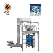 Фабрика горячо продающихся товаров. Автоматическая вертикальная весовая упаковочная машина. Упаковочная машина для печенья и хлеба. Яркое внешнее оформление