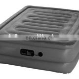Inflatable air bed with built-in pump