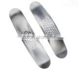 Cy282 Curved Garlic Stainless Steel 304/430 Multi-functional Manual Garlic Creative Twist Garlic Kitchen Worn Garlic thumbnail-4