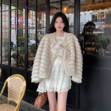 Un abrigo corto de falso pelaje de visón, un abrigo de pelaje de visón europeo joven y ecológico para mujeres en otoño e invierno thumbnail-1