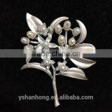 Gold-plated Natural Pearl Brooch Shawl Buckle Leaves thumbnail-4