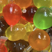 Süße Fruchtgussbecher und fruchtförmige Gummibonbons, Konjakgummis in Gläsern und Spielzeuggläsern, TikTok-Süßigkeitstrends thumbnail-5