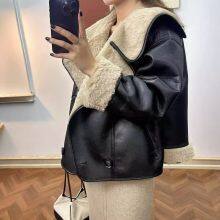 Un abrigo de piel corto, cálido y ecológico con solapa para mujeres en el invierno de 2024, una chaqueta de cuero de estilo coreano casual que imita la piel de cordero thumbnail-3