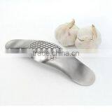 Cy282 Curved Garlic Stainless Steel 304/430 Multi-functional Manual Garlic Creative Twist Garlic Kitchen Worn Garlic thumbnail-6