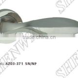 AZ03-371 SN/CP zinc door handle on rose