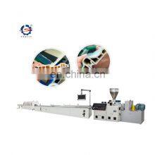 Новый дизайн машины для производства панелей из ПВХ в виде бортового леса и флюентированных панелей из WPC для оптовой продажи