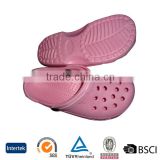 2016 popular bulk sale solid color comfortable holey pink platform garden shoes on sale