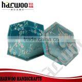 Pretty Performance Case for Perfume With a Cap