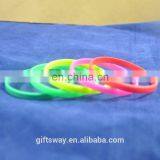 China Manufacture OEM Design Good Promotional Gifts Personalized Silicone Bracelets thumbnail-2