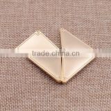 Custom shiny triangle tag shape metal logo for handbags accessory
